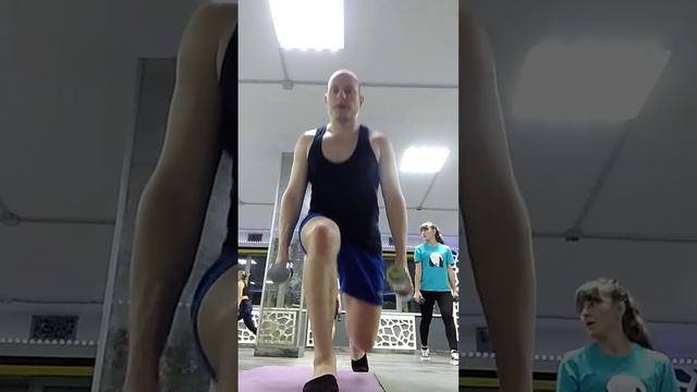 Приседания и выпады с гантелями. Приседания увеличивают гибкость, силу и тонус ягодичных мышц. смотреть онлайн