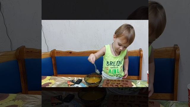 Желатиновые конфеты по-Романски дети#юмор#детиготовят#готовимдома#смешныедети#богус