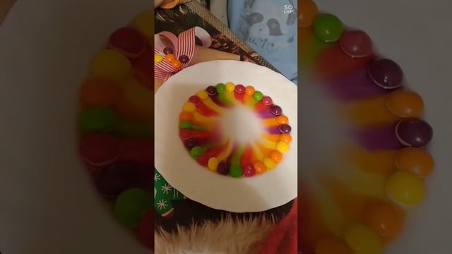 Делаем радугу из Skittles смотреть онлайн