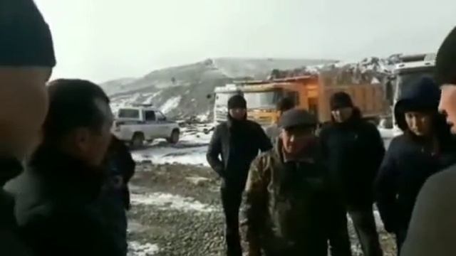 Тургундар Чаткал дайрасын булгап жаткан алтын казуучу компаниясына нааразы болушууда — Чаткал район смотреть онлайн