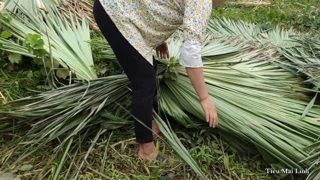 Life Of A 18-Year-Old Single Mother - Complete The Bamboo House Roof With Child & Take Care Of Chil