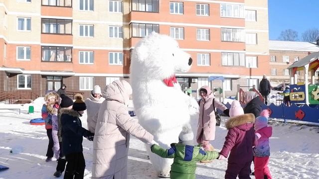 Хороводы с мишей! Поздравление белого мишки смотреть онлайн