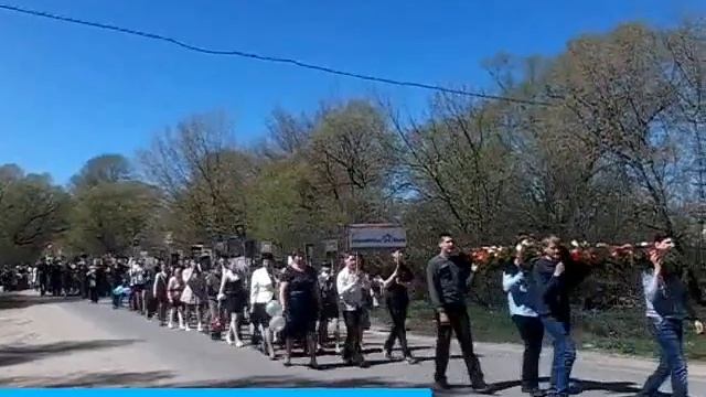 Шествие праздничной колонны на площадь по случаю празднования 70-летия Великой Победы. смотреть онлайн