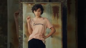 Реклама с Милли Бобби Браун.