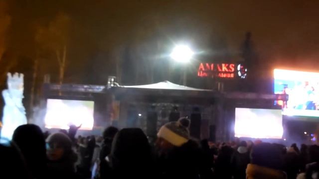 Фейерверк на площади Ижевска в честь наступившего 2019 года смотреть онлайн