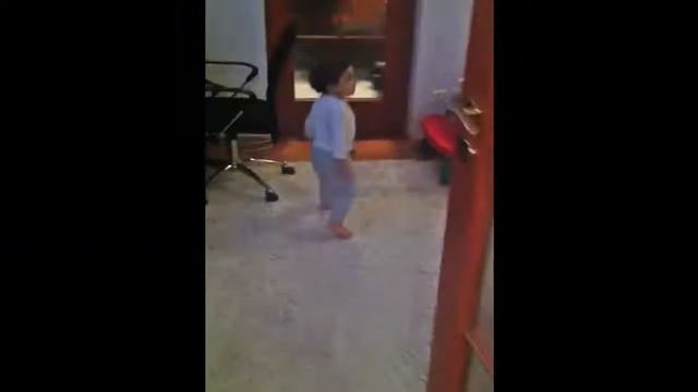 Adorable 1 year and 7 months old is very happy to dance! смотреть онлайн