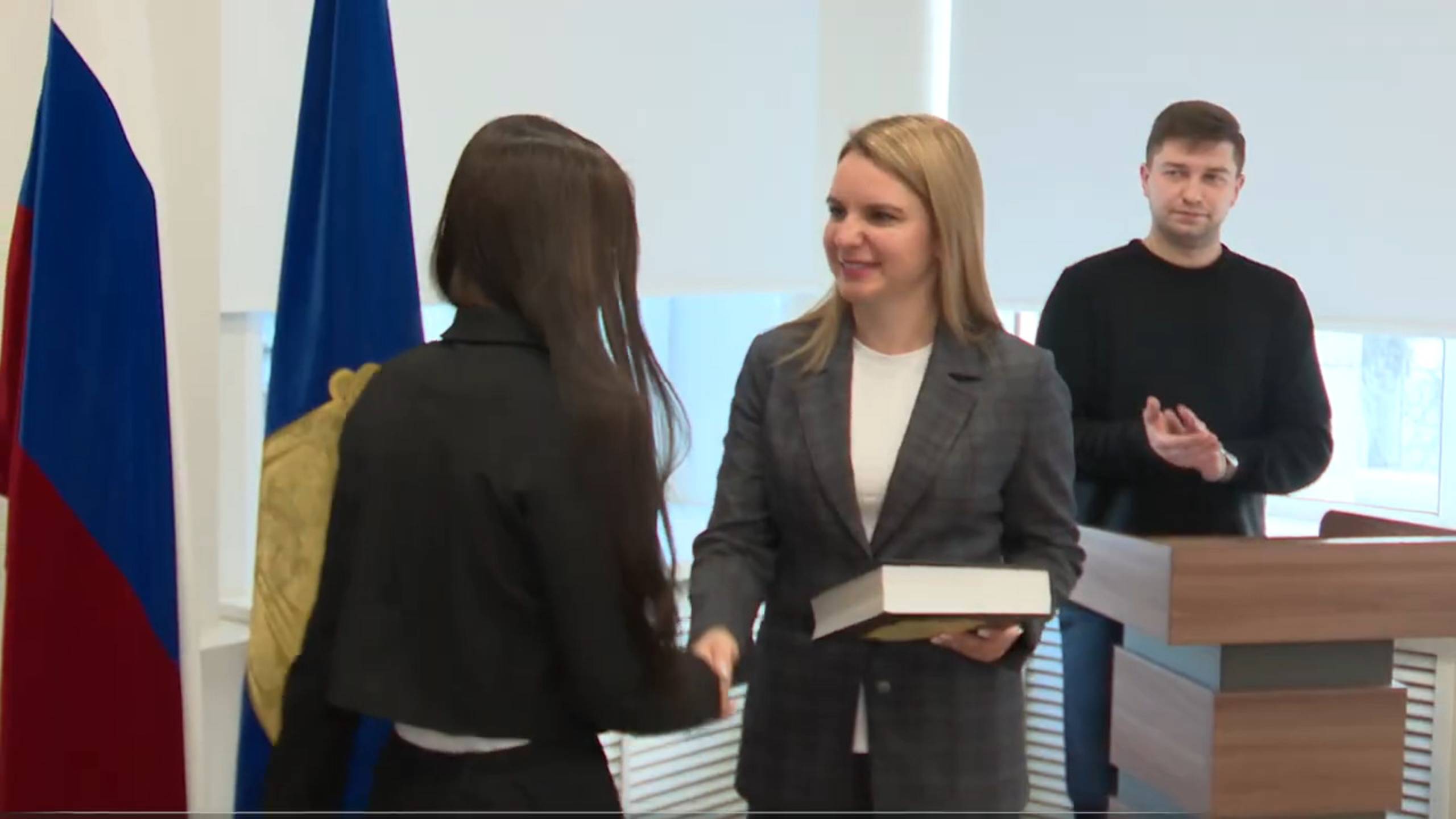 Трём юным жителям Реутова вручили паспорта в торжественной обстановке 27.11.2024 смотреть онлайн