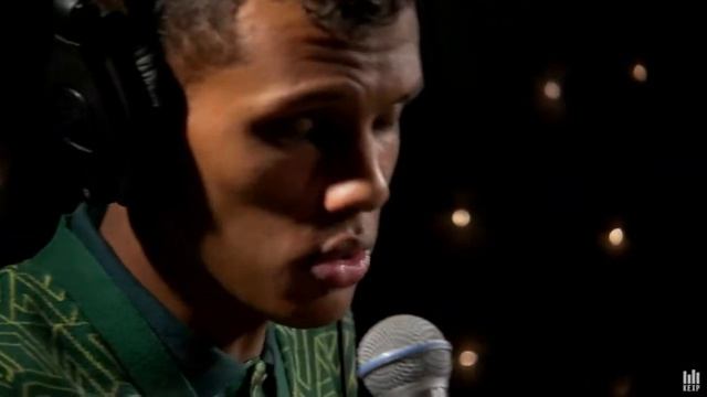 Stromae -Formidable( live on KEXP) смотреть онлайн