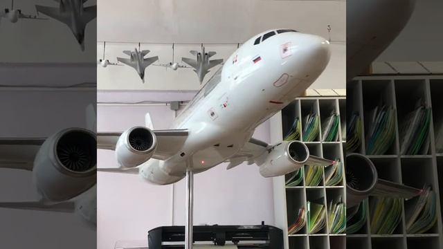 Обзор модели SSJ-100 в масштабе 1/20 с проработкой салона смотреть онлайн