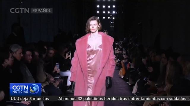Max Mara enfatiza el poder femenino en su colección смотреть онлайн