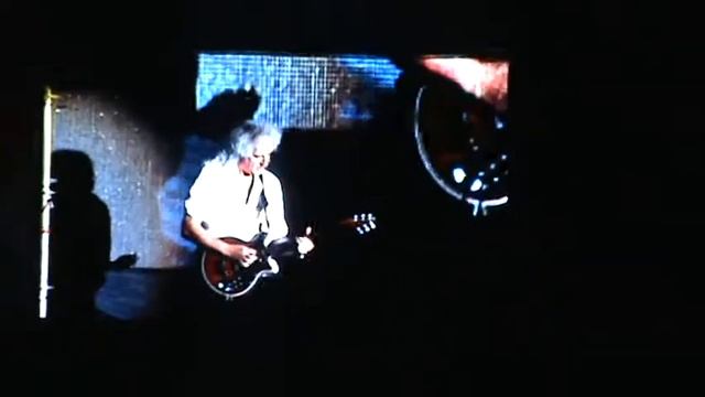 Queen + Adam Lambert - Rock In Wrocław - Live - Guitar Solo смотреть онлайн