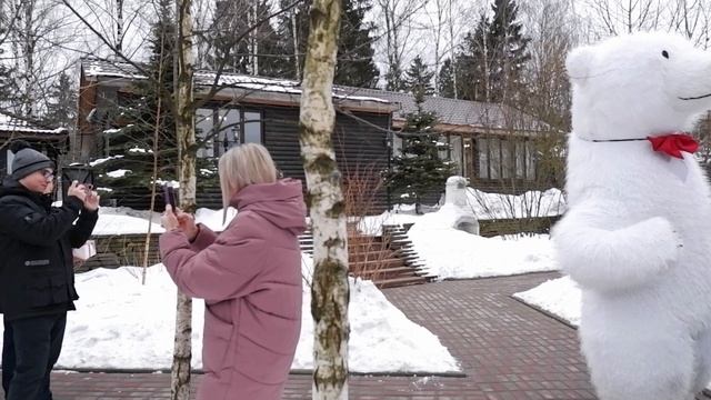 Шикарный танец мишки! Поздравление белого медведя! смотреть онлайн
