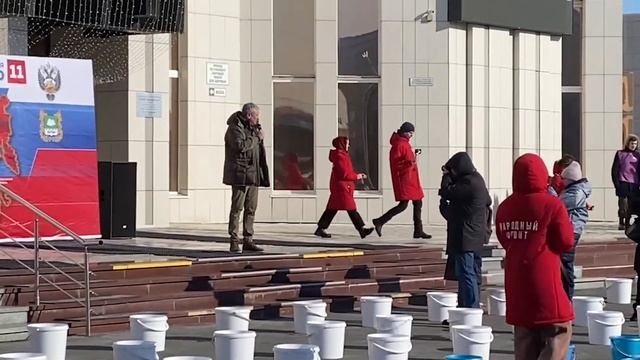 Более 100 курганцев у крыльца филармонии вылили на себя по ведру холодной воды смотреть онлайн
