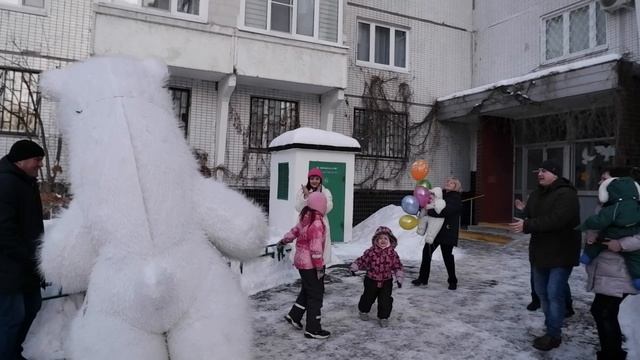 Мужчина отжег по полной! Поздравление белого мишки смотреть онлайн