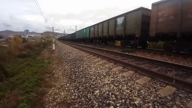 Электровозы 3ЭС5К-243 и 3ЭС5К-500 "Ермак" со сдвоенным грузовым поездом. смотреть онлайн
