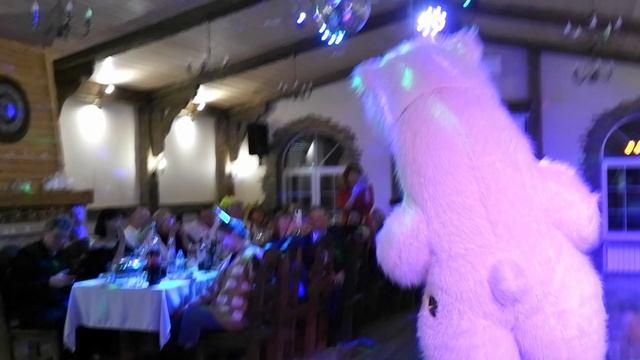 Зажигательный белый мишка! Поздравление белый мишка смотреть онлайн