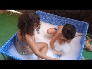 colocamos sabão na piscina banho de espuma