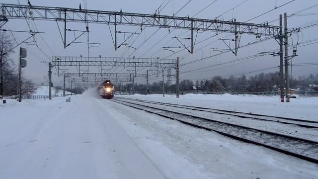 Электровоз ЧС200-004 с поездом №168 «Невский Экспресс» смотреть онлайн