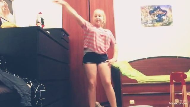 Танцую под две ПОПУЛЯРНЫЕ песни смотреть онлайн