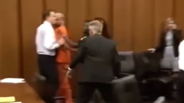 娘を殺した犯人に飛び掛かる父親 смотреть онлайн