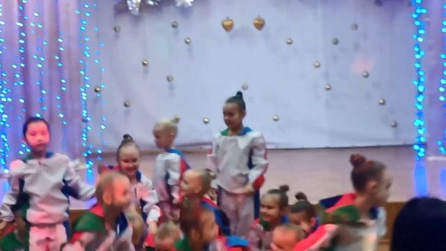Выступает Танцевальная Группа Сюрприз...В главной роли танца Дочь Арина смотреть онлайн