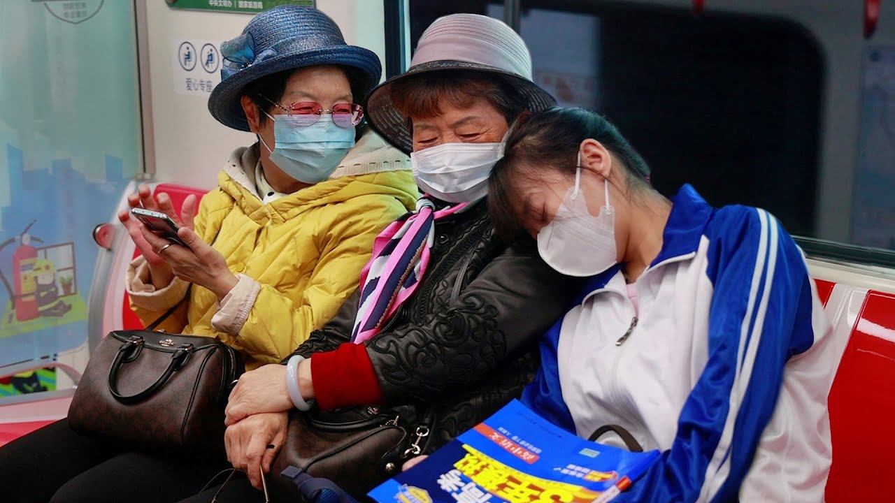 Student Falls Asleep on Strangers While Studying on Subway | Social Experiment 当高三考生在自己肩膀睡着，陌生人们太暖了 смотреть онлайн