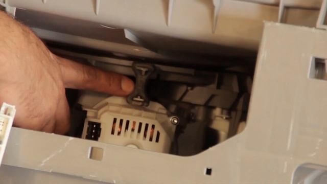 Come sostituire la pompa di riscaldamento in una lavastoviglie Bosch Siemens ? смотреть онлайн