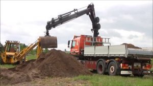 Загрузка земли с помощью КМУ Hiab 220C на грузовик