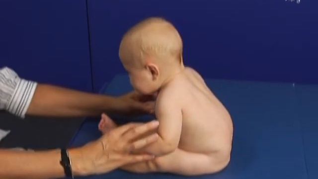 6 Month Old Babies in Pull to Sit Movement, Typical and Atypical Development Comparison смотреть онлайн