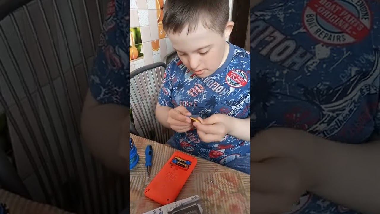 Как Никита сам заменил батарейки в телефоне смотреть онлайн