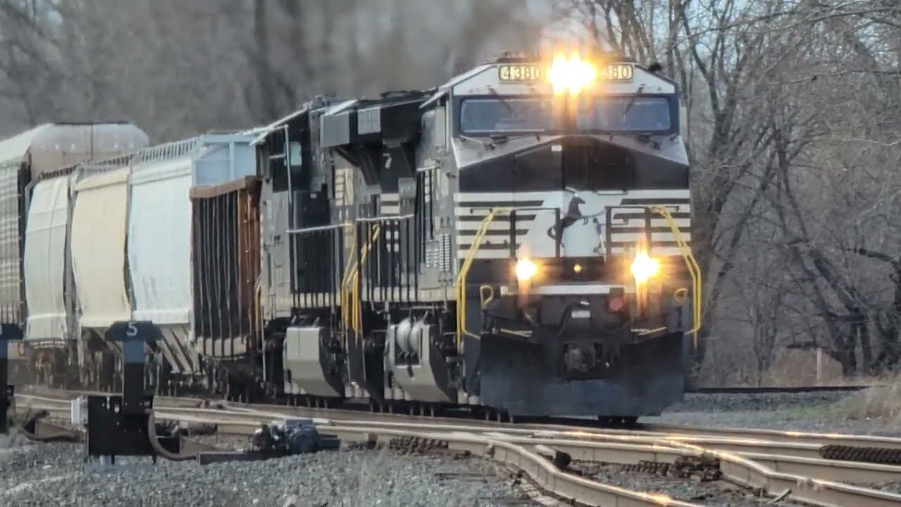 Eastbound NS manifest caught in Northwood on 4/15/2022 смотреть онлайн
