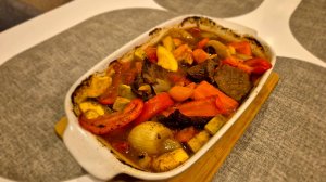 Сочная говядина с овощами в духовке.