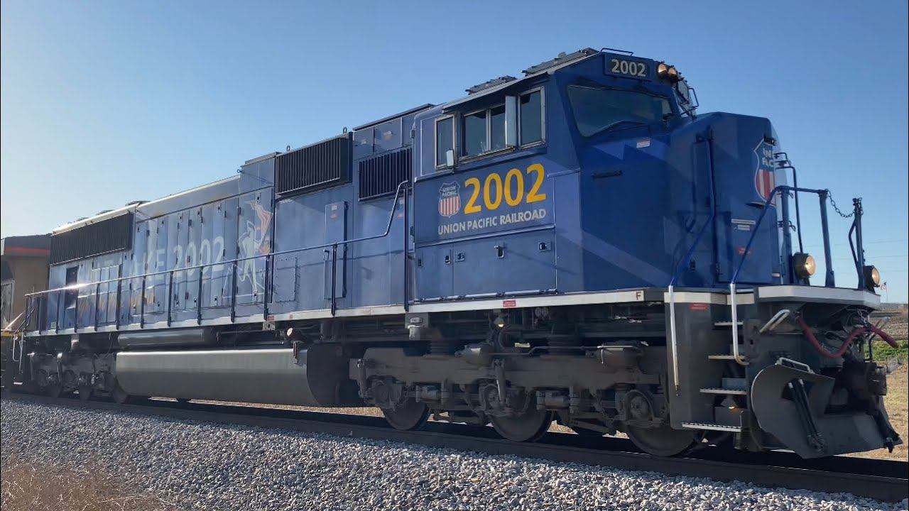 UP 2002 The Salt Lake City Winter Olympic unit leading a manifest train in Taylor TX смотреть онлайн