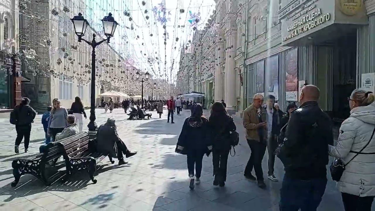 Никольская набережная, курьер утомился и уснул на скамейке как бомж Калифорнии