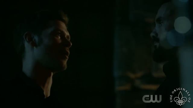 The Originals 5x01 Klaus kills and eats a security guards heart смотреть онлайн