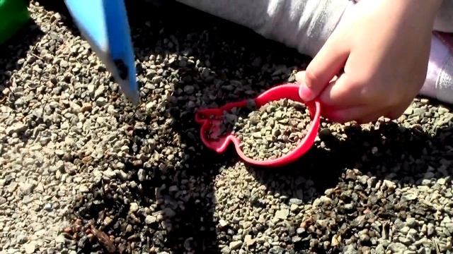 Маша играет с куклами и формочками для песка смотреть онлайн