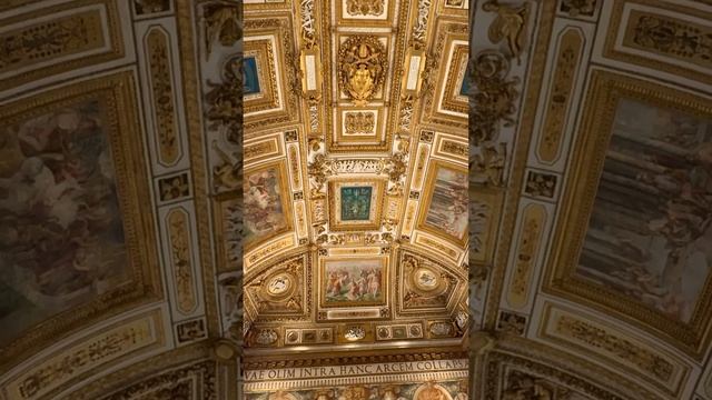 Почему люди часами ждут в очереди в Риме?#walksinitaly #roma