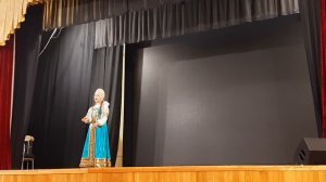 Русская народная песня "Вышли девки" (фольклор, акапелла), исполняет Лада Корчагина.