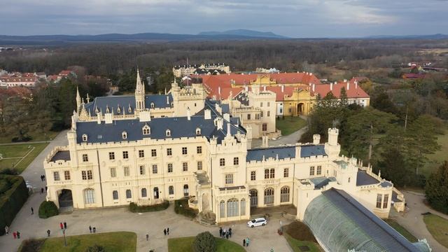 Замок в Леднице летняя резиденция Лихтенштеинов смотреть онлайн