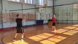 Упражнения для волейболистов// Упражнения с двумя мячами через сетку