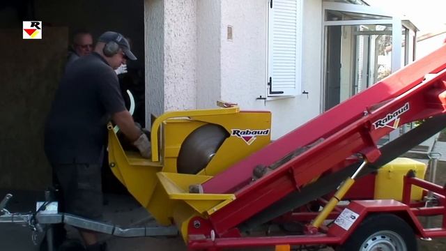 RABAUD : Scie circulaire thermique avec tapis sur chassis routier смотреть онлайн