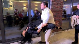 Ведущего заставили танцевать гости на свадьбе