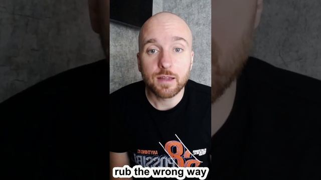 фраза дня - rub the wrong way; учимся использовать часто употребляемые английские фразы смотреть онлайн