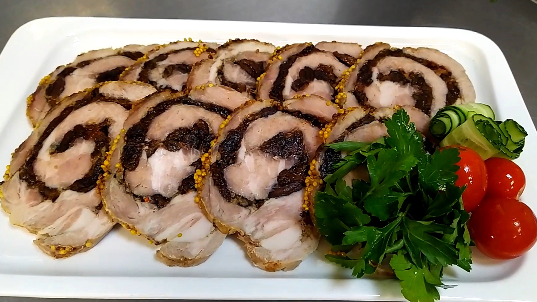 Закуска на новый год.Рулет с черносливом.Еда .Вкусно и точка.