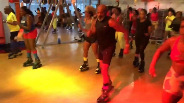 Kangoo Jump, no Fitness em Luanda, com os Guerreiros do Semba Tango смотреть онлайн