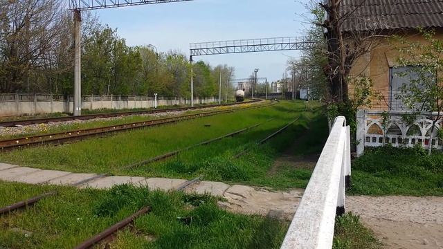 ЧМЭ3-2938 с цистерной и 2ТЭ10УТ-0069 с грузовым смотреть онлайн
