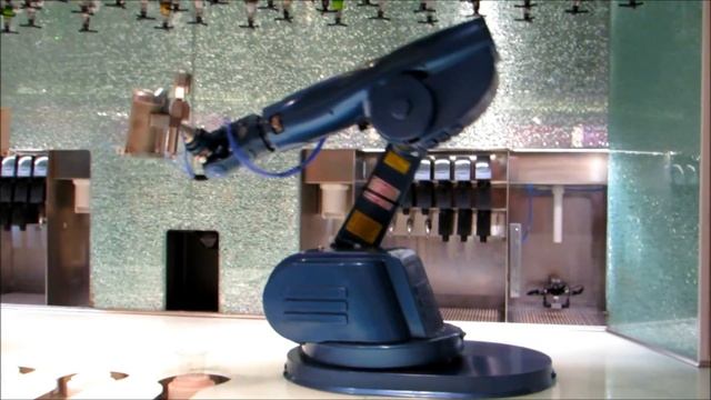 Robotic Bar staff at the Bionic Bar on Quantum of the Seas смотреть онлайн