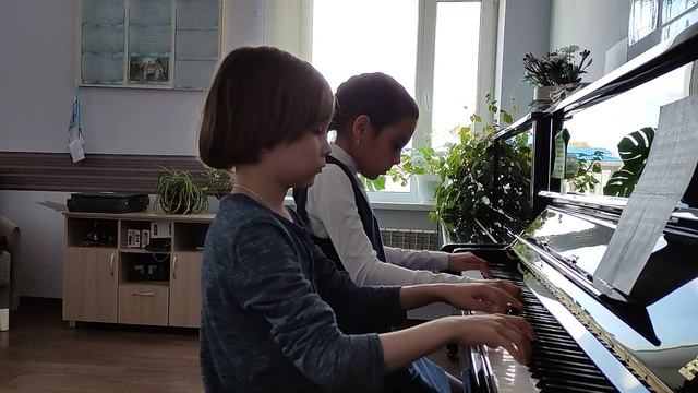 А.Диабелли, Рондо, исполняют Муженская Анастасия, 9 лет, и Цой Серафим, 9 лет смотреть онлайн