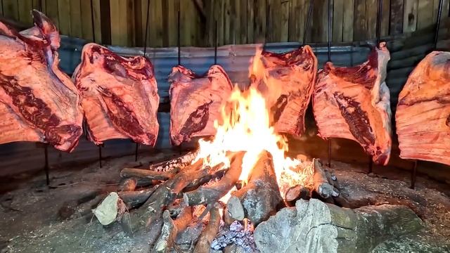 Churrasco raiz no CTG - Centro de Tradições: Costela janela, matambre recheado, porco e linguiça смотреть онлайн