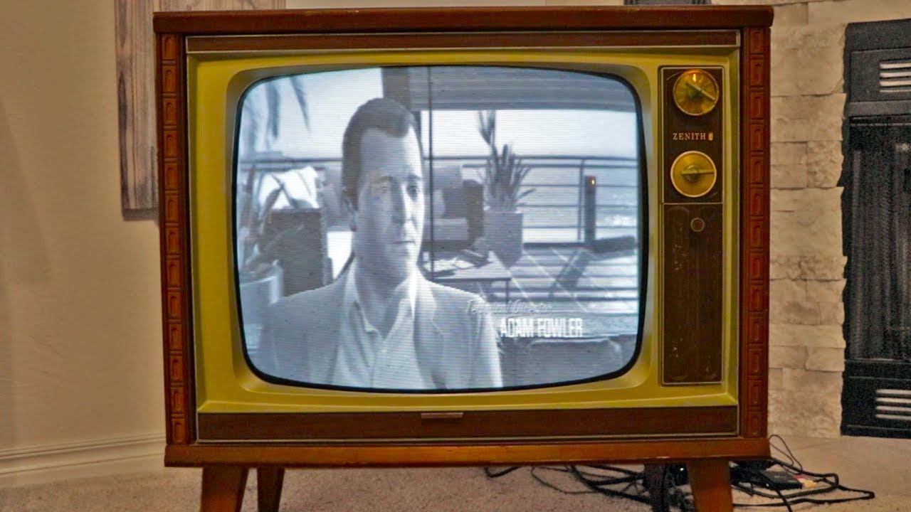 Playing GTA 5 on a 1950s TV смотреть онлайн